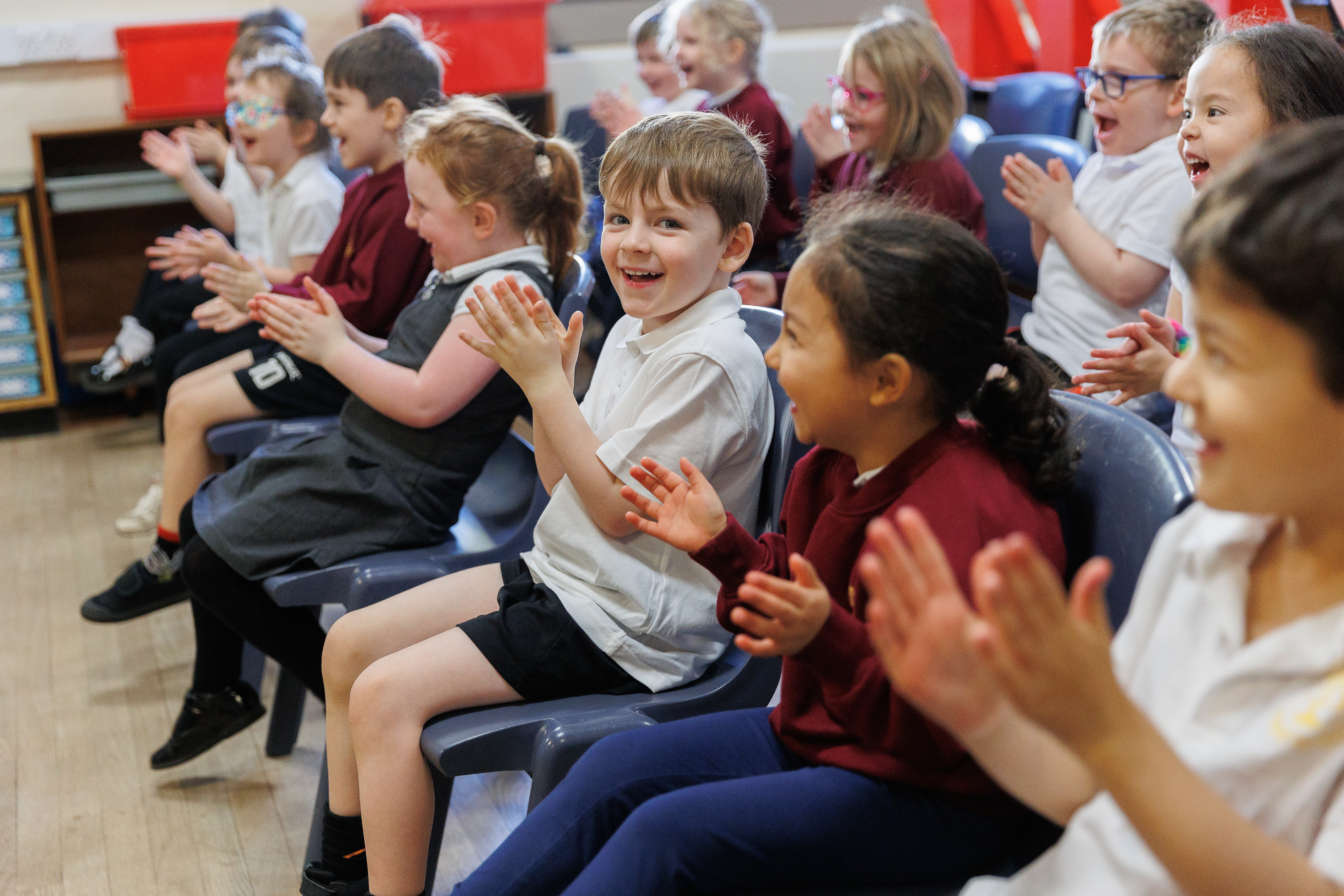 Sgoil nan Loch GME Pupils clapping